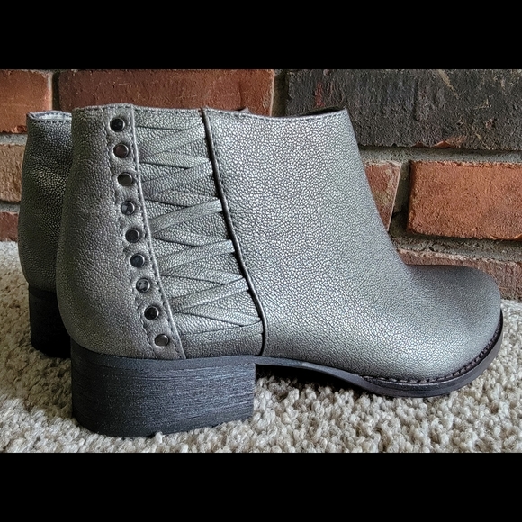 Brand New Women's Size 7 Vince Camuto Silver Metallic Leather Ankle Boots - Picture 2 of 8
